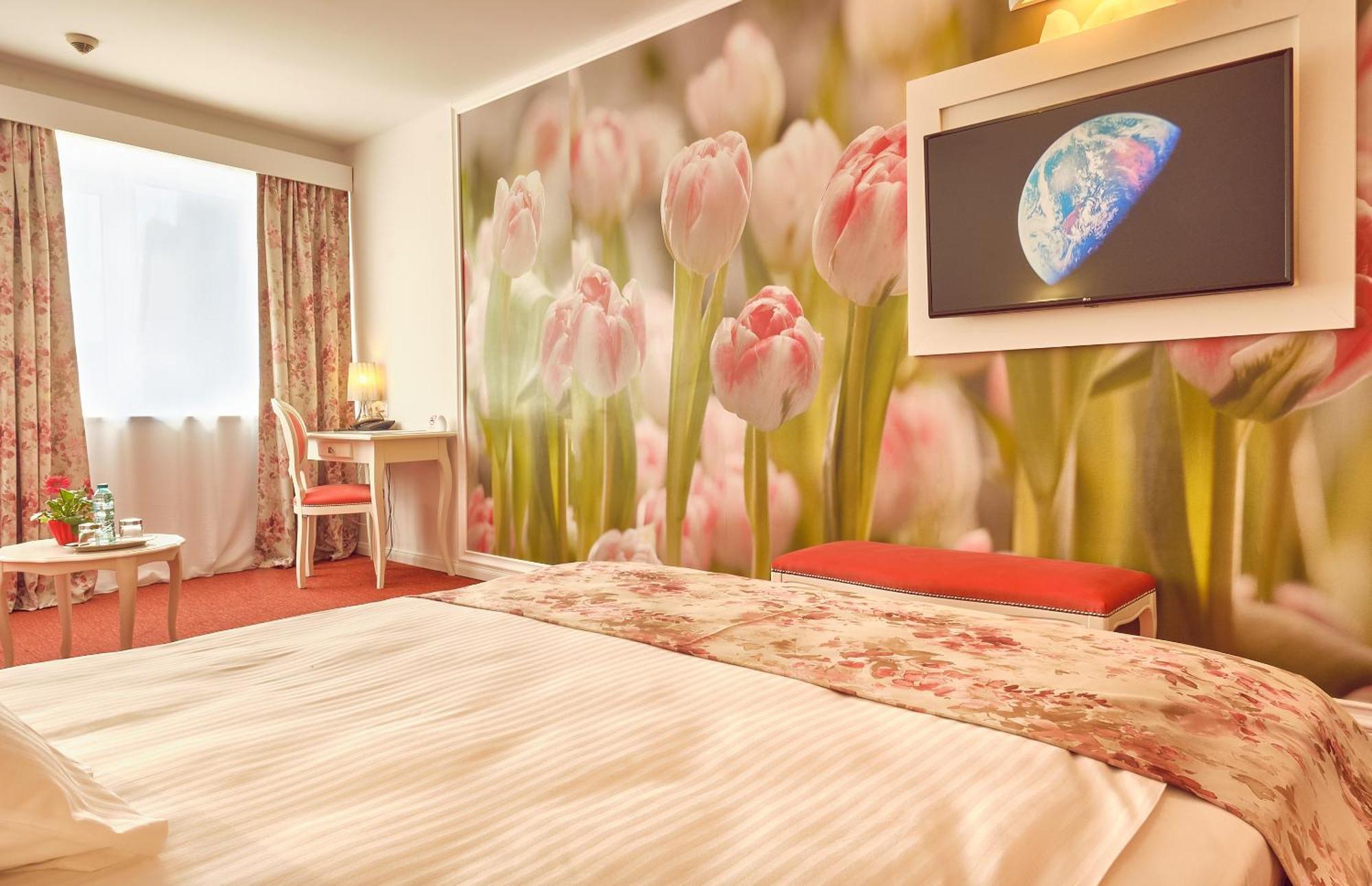 Deluxe Double Room with sofa Palace of Parliament view,1277805133:JPEG